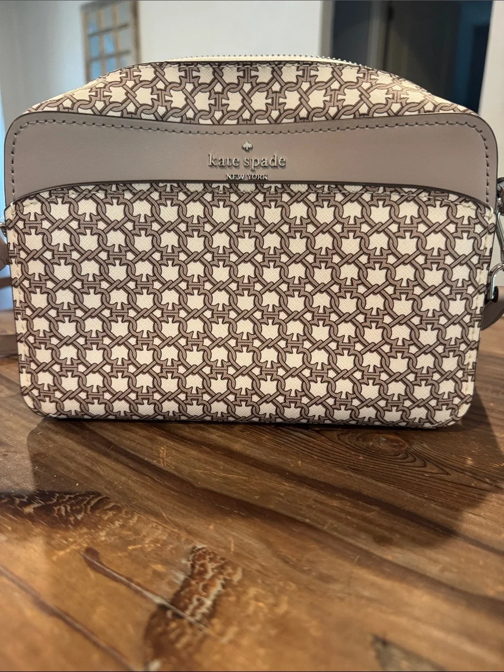 Kate Spade- Spade Link Camera bag. NWOT. Pristine condition.